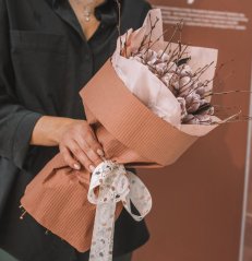 floristický voděodolný papír krep 50 cm -  hnědá