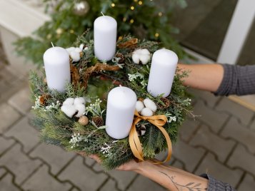 Adventní věnec: Jak si ho vyrobit doma krok za krokem